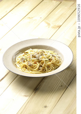 沢山のアサリと赤唐辛子、イタリアンパセリ、ガーリックチップの乗ったボンゴレビアンコ 109652916