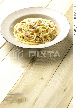 沢山のアサリと赤唐辛子、イタリアンパセリ、ガーリックチップの乗ったボンゴレビアンコ 109652917