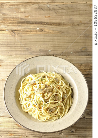 沢山のアサリと赤唐辛子、イタリアンパセリ、ガーリックチップの乗ったボンゴレビアンコを俯瞰で撮影 109652987