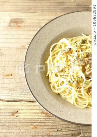 沢山のアサリと赤唐辛子、イタリアンパセリ、ガーリックチップの乗ったボンゴレビアンコを俯瞰で撮影 109652991