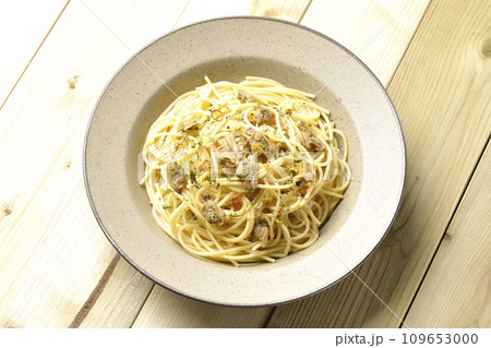 沢山のアサリと赤唐辛子、イタリアンパセリ、ガーリックチップの乗ったボンゴレビアンコを俯瞰で撮影 沢山のアサリと赤唐辛子、イタリアンパセリ、ガーリックチップの乗ったボンゴレビアンコを俯瞰で撮影 109653000