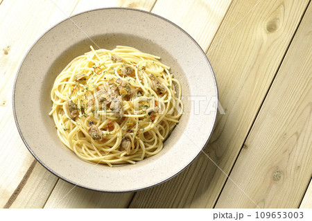 沢山のアサリと赤唐辛子、イタリアンパセリ、ガーリックチップの乗ったボンゴレビアンコを俯瞰で撮影 沢山のアサリと赤唐辛子、イタリアンパセリ、ガーリックチップの乗ったボンゴレビアンコを俯瞰で撮影 109653003