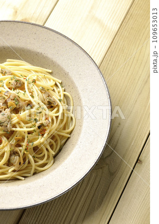 沢山のアサリと赤唐辛子、イタリアンパセリ、ガーリックチップの乗ったボンゴレビアンコを俯瞰で撮影 109653013