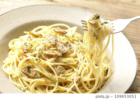 沢山のアサリと赤唐辛子、イタリアンパセリ、ガーリックチップの乗ったボンゴレビアンコを食べる 沢山のアサリと赤唐辛子、イタリアンパセリ、ガーリックチップの乗ったボンゴレビアンコを食べる 109653051