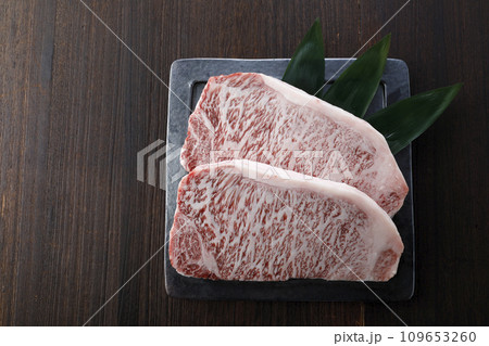お皿に盛った黒毛和牛のサーロインステーキ 109653260