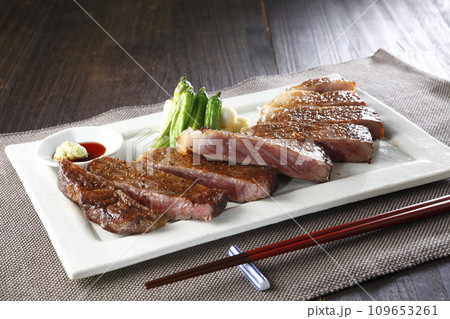 お箸で食べるカットしたステーキ  お箸で食べるカットしたステーキ  109653261