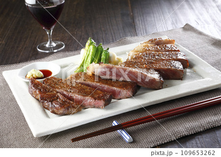 お箸で食べるカットしたステーキとワイン お箸で食べるカットしたステーキとワイン 109653262