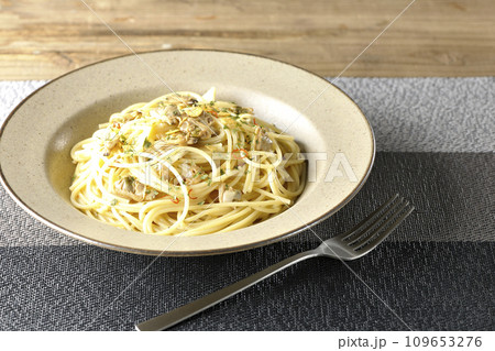 沢山のアサリと赤唐辛子、イタリアンパセリ、ガーリックチップの乗ったボンゴレビアンコ 109653276