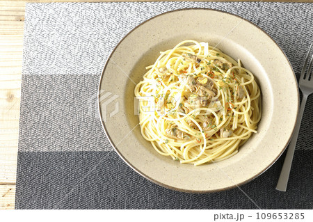 沢山のアサリと赤唐辛子、イタリアンパセリ、ガーリックチップの乗ったボンゴレビアンコ 沢山のアサリと赤唐辛子、イタリアンパセリ、ガーリックチップの乗ったボンゴレビアンコ 109653285