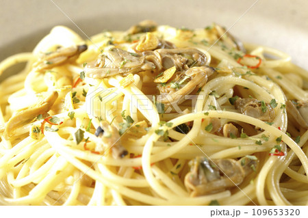 沢山のアサリと赤唐辛子、イタリアンパセリ、ガーリックチップの乗ったボンゴレビアンコのアップ 沢山のアサリと赤唐辛子、イタリアンパセリ、ガーリックチップの乗ったボンゴレビアンコのアップ 109653320