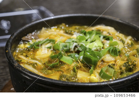 韓国料理で肉と野菜の入った辛い鍋 韓国料理で肉と野菜の入った辛い鍋 109653466