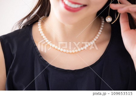 パーツカット　真珠のネックレスをつけた女性の首元 109653515
