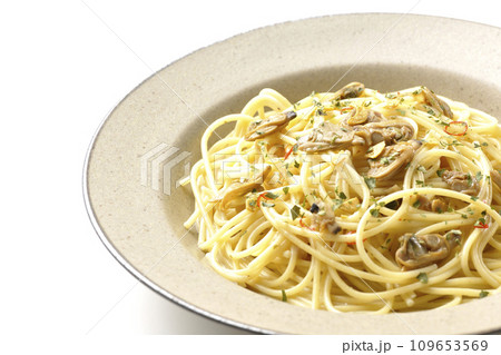 沢山のアサリと赤唐辛子、イタリアンパセリ、ガーリックチップの乗ったボンゴレビアンコを白背景で撮影 沢山のアサリと赤唐辛子、イタリアンパセリ、ガーリックチップの乗ったボンゴレビアンコを白背景で撮影 109653569