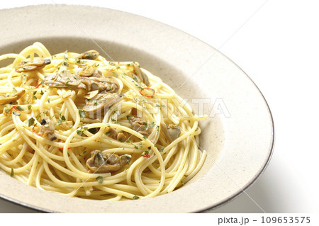 沢山のアサリと赤唐辛子、イタリアンパセリ、ガーリックチップの乗ったボンゴレビアンコを白背景で撮影 109653575