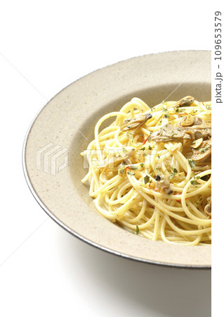 沢山のアサリと赤唐辛子、イタリアンパセリ、ガーリックチップの乗ったボンゴレビアンコを白背景で撮影 沢山のアサリと赤唐辛子、イタリアンパセリ、ガーリックチップの乗ったボンゴレビアンコを白背景で撮影 109653579