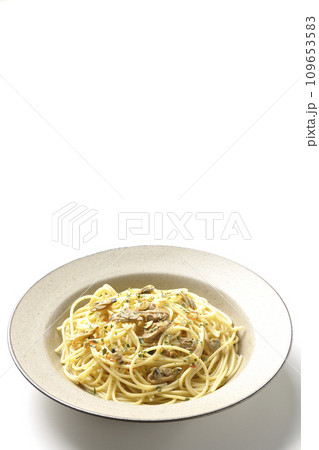 沢山のアサリと赤唐辛子、イタリアンパセリ、ガーリックチップの乗ったボンゴレビアンコを白背景で撮影 沢山のアサリと赤唐辛子、イタリアンパセリ、ガーリックチップの乗ったボンゴレビアンコを白背景で撮影 109653583