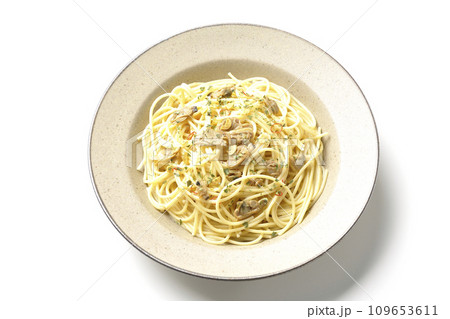 沢山のアサリと赤唐辛子、イタリアンパセリ、ガーリックチップの乗ったボンゴレビアンコを白背景で俯瞰撮影 沢山のアサリと赤唐辛子、イタリアンパセリ、ガーリックチップの乗ったボンゴレビアンコを白背景で俯瞰撮影 109653611