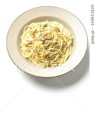 沢山のアサリと赤唐辛子、イタリアンパセリ、ガーリックチップの乗ったボンゴレビアンコを白背景で俯瞰撮影 109653620