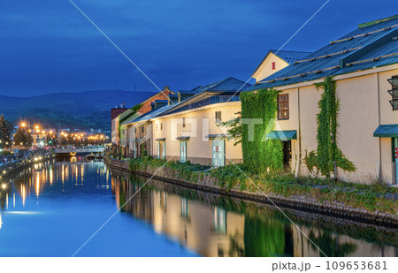 北海道小樽市　人気の観光スポット　小樽運河の夜景 109653681