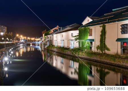 北海道小樽市　人気の観光スポット　小樽運河の夜景 109653688
