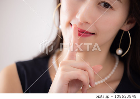 パーツカット　セクシーな女性の口元 109653949