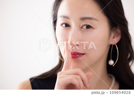 口の前でポーズをとる女性のポートレート 109654028