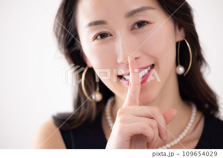 口の前でポーズをとる女性のポートレート 口の前でポーズをとる女性のポートレート 109654029