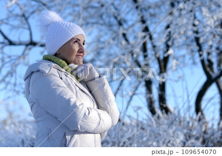Nice old woman in a fur coat in the winter 109654070