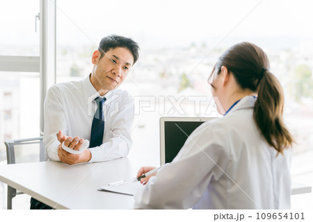手の怪我で相談に来た患者と医者 手の怪我で相談に来た患者と医者 109654101
