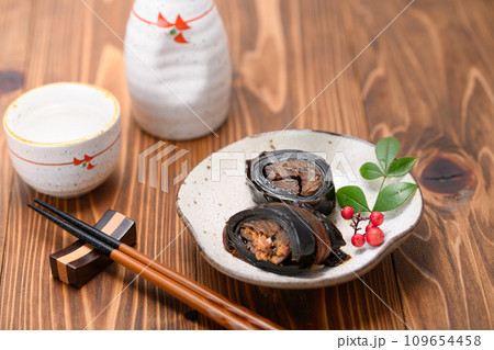 にしんの昆布巻と日本酒(熱燗) にしんの昆布巻と日本酒(熱燗) 109654458