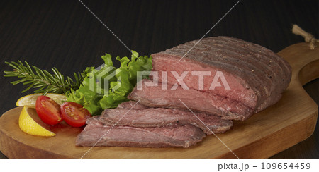 ローストビーフ_Roast beef 109654459