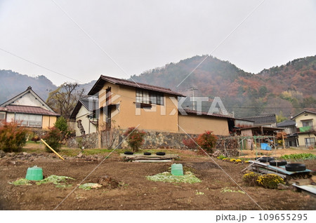 石垣に建つ土蔵のある田舎 石垣に建つ土蔵のある田舎 109655295