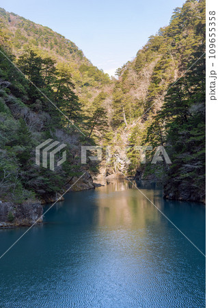 静岡県／寸又峡の風景と水面のコピースペース 109655358