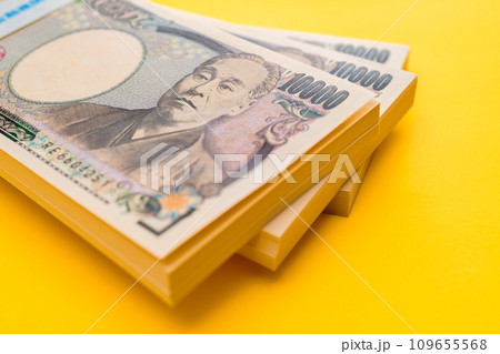 100万円の札束を扇状に広げた様子　300万円　黄色背景 109655568