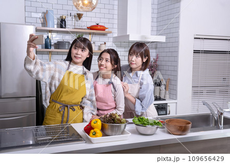 キッチンで写メを撮る仲良し3人の女性 109656429