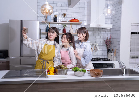 キッチンで写メを撮る仲良し3人の女性 109656430