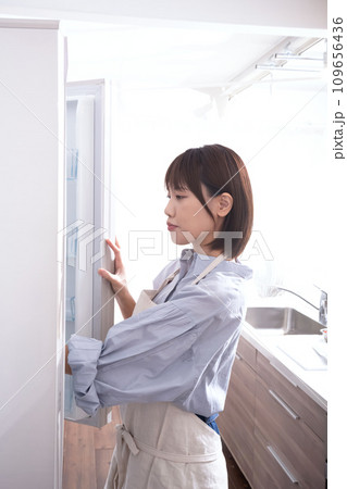 冷蔵庫を開ける主婦 109656436