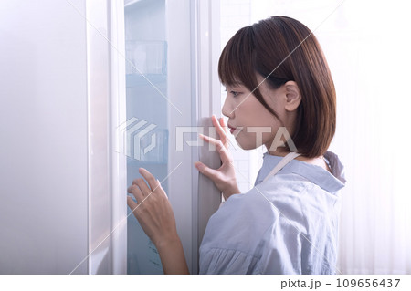冷蔵庫を開ける主婦 109656437