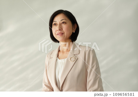 パールブローチを付けた微笑む中年女性 パールブローチを付けた微笑む中年女性 109656581