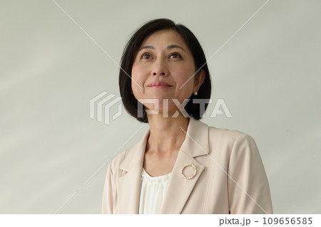 パールブローチを付けた微笑む中年女性 パールブローチを付けた微笑む中年女性 109656585
