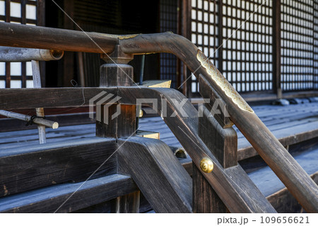 京都市山科 勧修寺(かじゅうじ)明正殿(宸殿)欄干の曲木 京都市山科 勧修寺(かじゅうじ)明正殿(宸殿)欄干の曲木 109656621