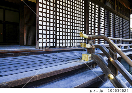 京都市山科 勧修寺(かじゅうじ)明正殿(宸殿)欄干の曲木 京都市山科 勧修寺(かじゅうじ)明正殿(宸殿)欄干の曲木 109656622