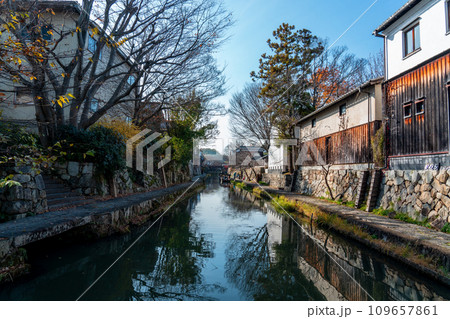 晩秋の八幡堀 109657861