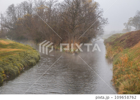 朝霧漂う湧水川【安曇野】 109658762