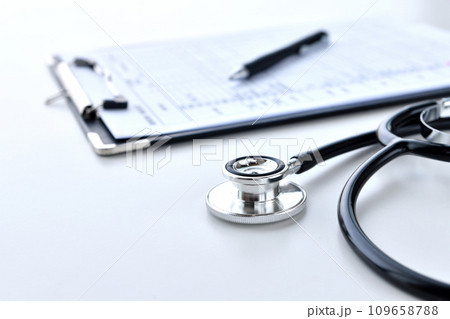 無人の医師のデスク―聴診器とカルテ 109658788