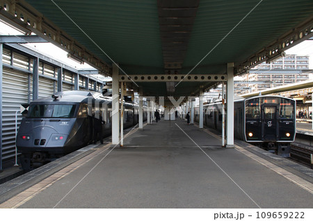 吉塚駅に停車中の特急かいおう号(787系電車) 吉塚駅に停車中の特急かいおう号(787系電車) 109659222