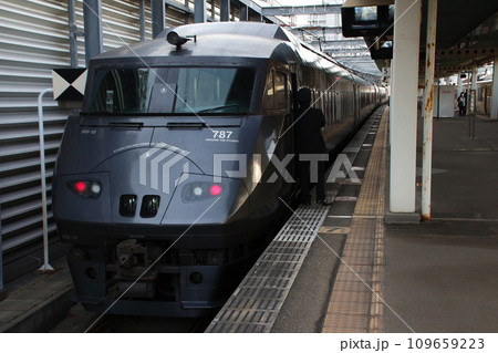 吉塚駅に停車中の特急かいおう号（787系電車） 109659223