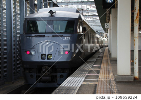 吉塚駅に停車中の特急かいおう号(787系電車) 吉塚駅に停車中の特急かいおう号(787系電車) 109659224