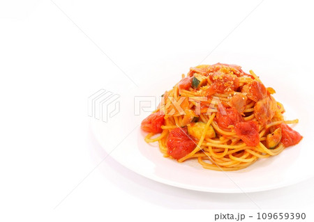 トマトとズッキーニのパスタ 白皿 明るい背景 トマトとズッキーニのパスタ 白皿 明るい背景 109659390
