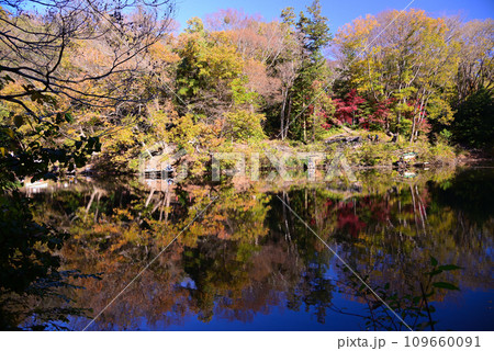 湖面に映る紅葉が美しい震生湖の秋 湖面に映る紅葉が美しい震生湖の秋 109660091
